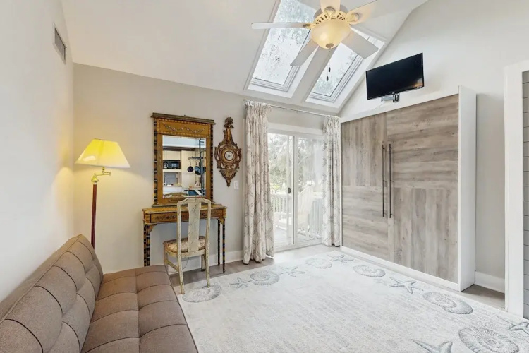 Charming Island Condo With Loft, Full Kitchen, Deck & Turtle Feeding Stations