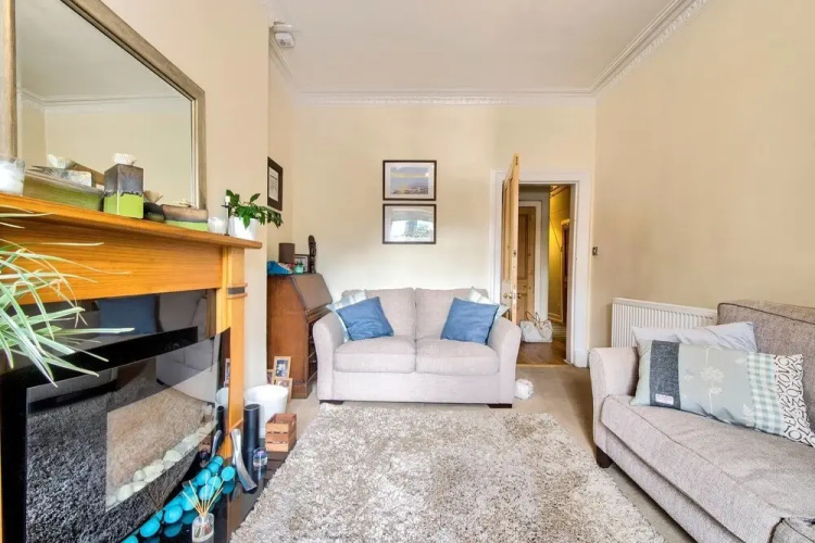 Cute Private Door 2 Bed Apartment on Easter Road