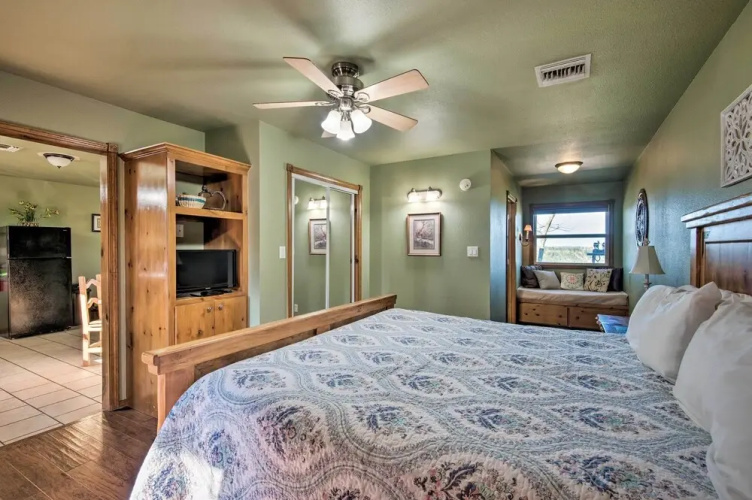 Broken Bow Cottage w/ Deck, Hot Tub & Fire Pit!
