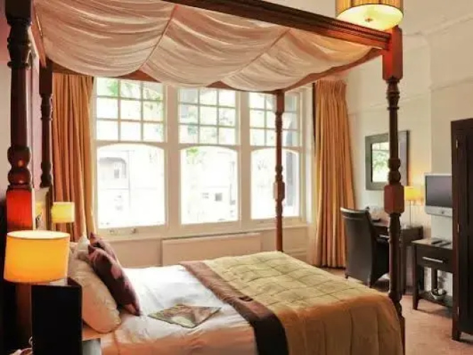 Raglan Hotel