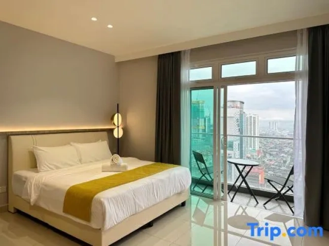 1 Bedroom Apartment with balcony and with city view