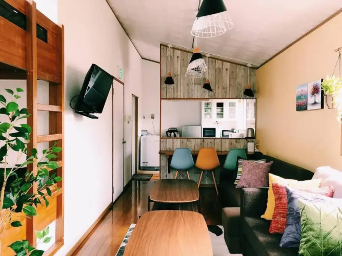 【フォレストヴィラ】恩納村／海まで徒歩圏内／リフォーム済2階建／カラーを楽しむお部屋と風を感じるテラス