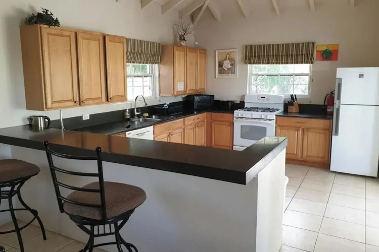 Villa - Sleeps 6 - Pool - Parking - Garden