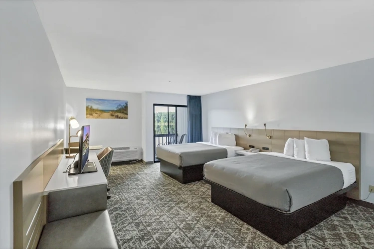 Standard Quadruple room with balcony and with lake view