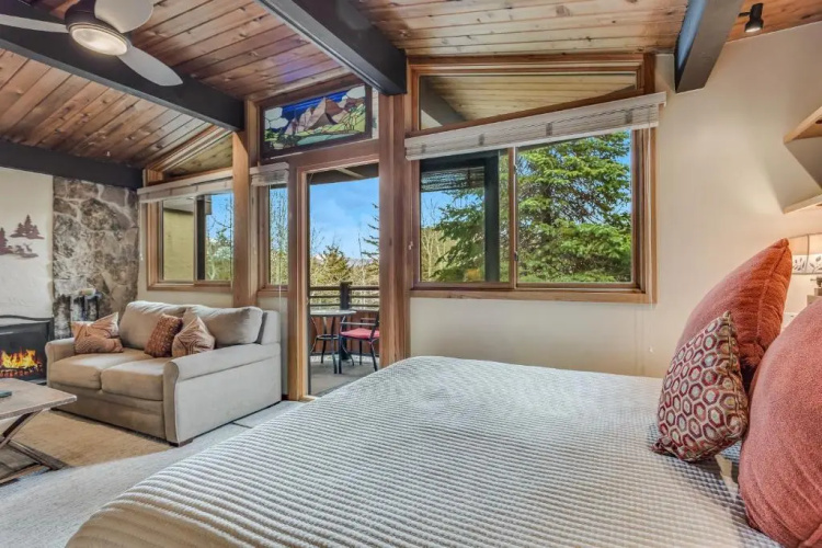 Laurelwood Condominiums Studio Premier Unit 308