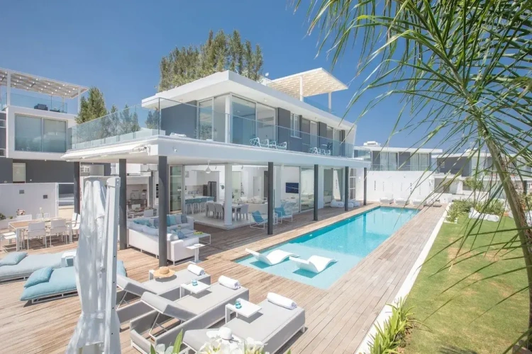 4 Bedrooms Villa with garden view