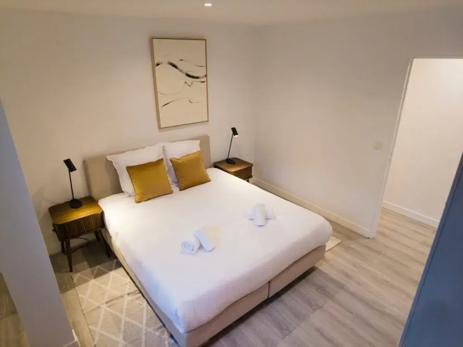 Copernic Right Luminous 2BR Apartment in Paris