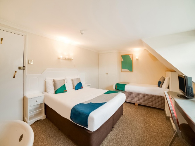 Standard Triple room