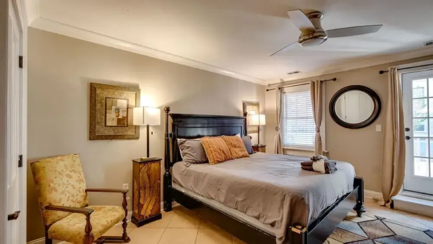 4 BR Beauty blocks from the River