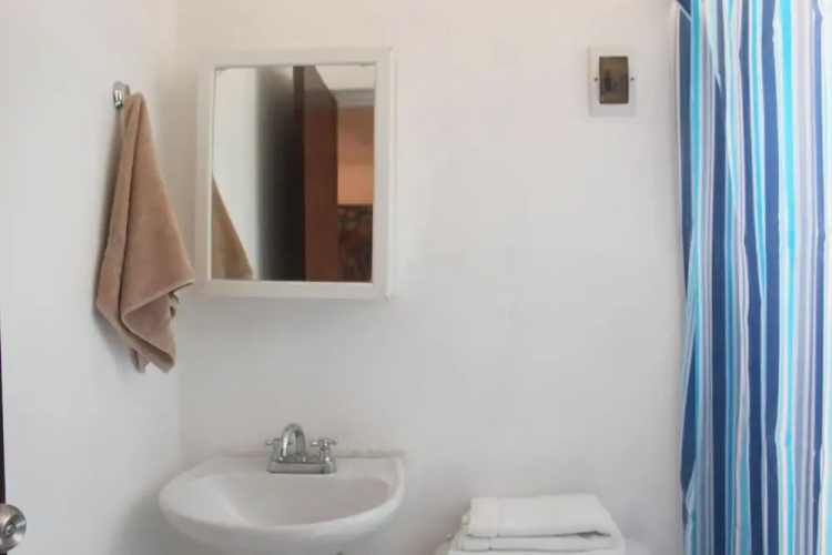 Downtown Studio for 2, near market 28, AC!