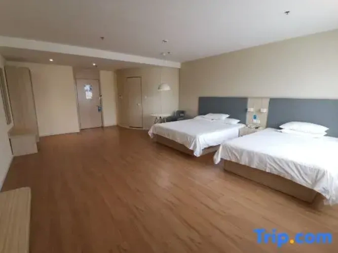 Standard Twin room with street view