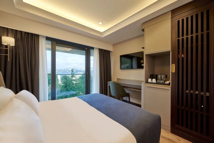 Deluxe Twin room with partial sea view