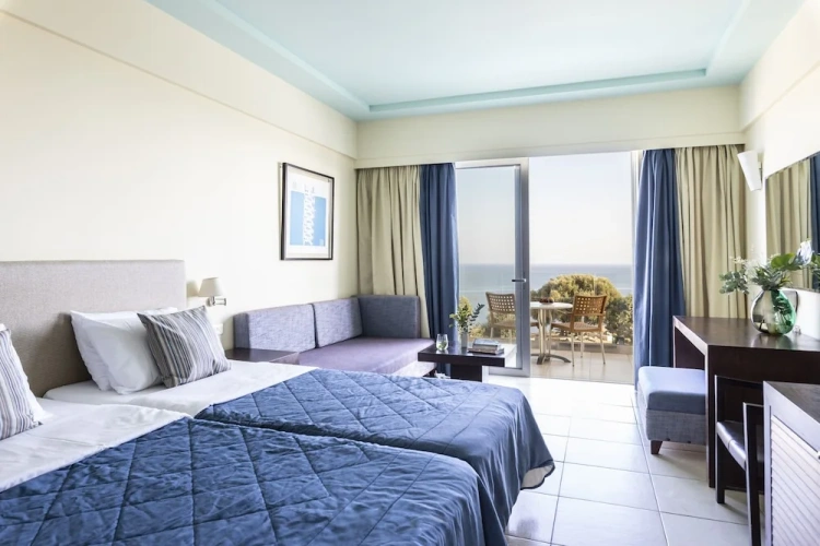 Superior Twin room with partial sea view