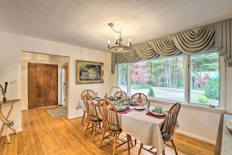 Stunning Fletcher Home: Hot Tub + Fire Pit!