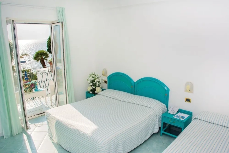Standard Quadruple room with garden view