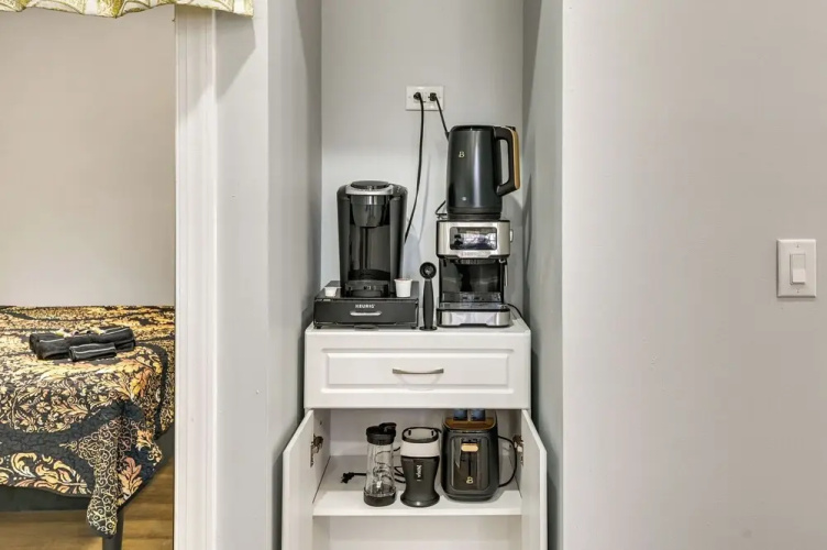2 Mi to Downtown: Charming Apt in Schenectady!