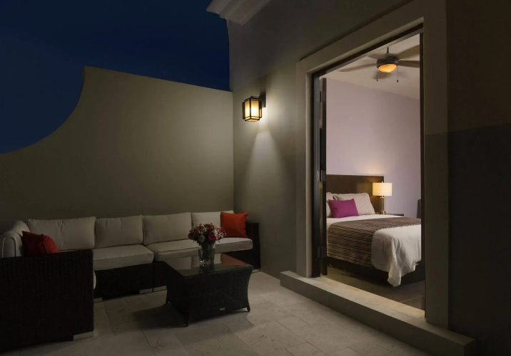 Decanter Hotel