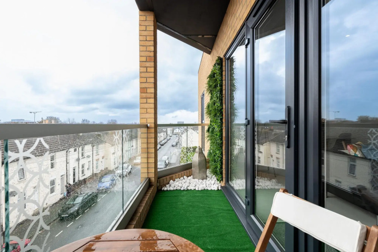 Wonderful Top-floor Apartment