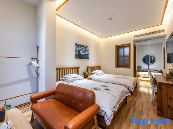Suite with courtyard view