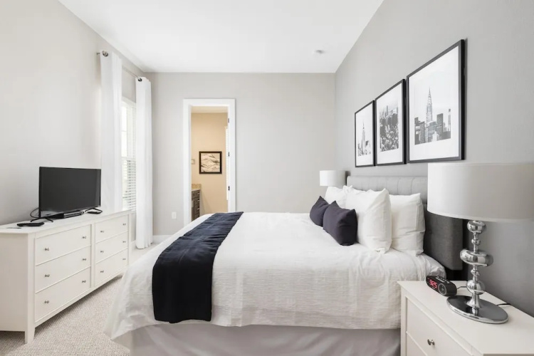 4 BR 4 BA | Full Kitchen