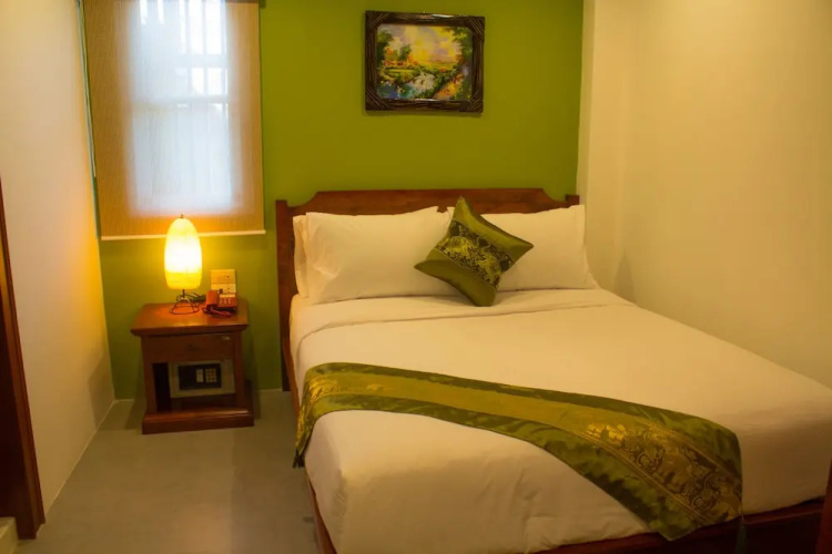July Garden Inn