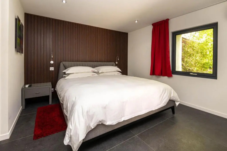 The Address Cassis