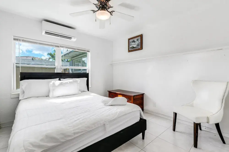 Bungalow With Large Backyard 5 min From Beach