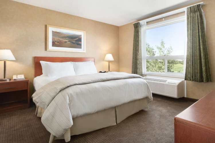 Days Inn & Suites Cochrane