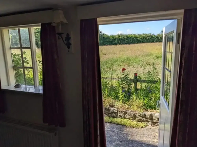Cottage-fireplace-garden-petsok-3br-parking