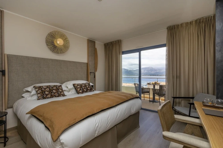 Luxury Double room with balcony and with sea view
