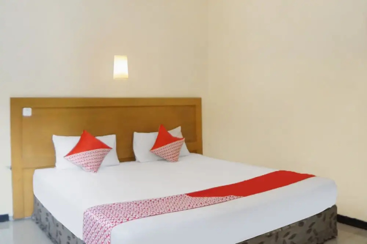 OYO 91878 Cherry Red Hotel