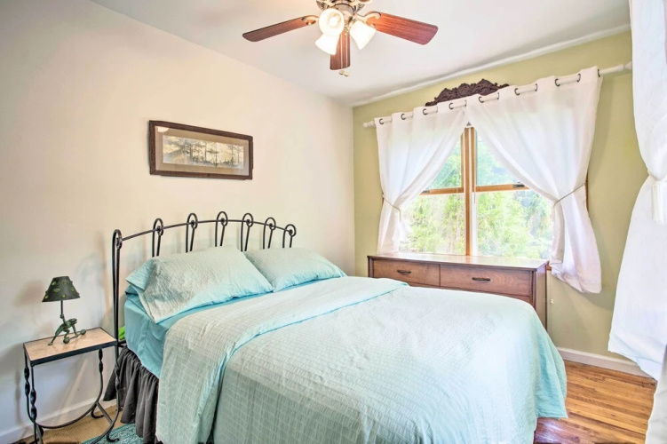 Charming Hampton Bays Home 5 Mi to Coopers Beach
