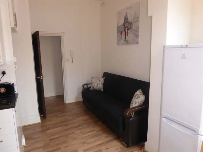 Seymour Apartment