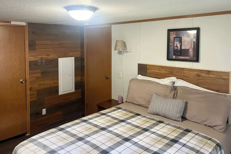 Creekfront Max Meadows Mobile Home With Deck!