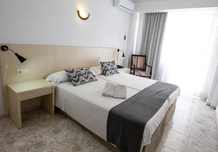 Standard Twin room with balcony