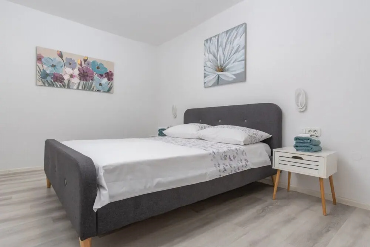 Beachfront villa Mihovil w. beach access