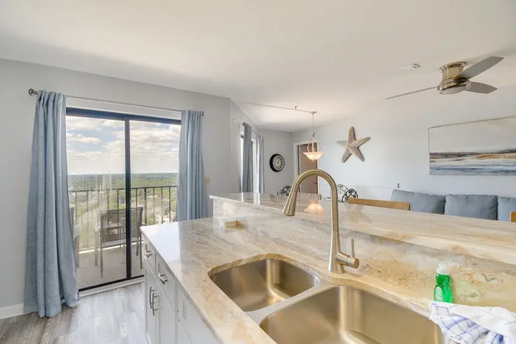 Beachfront Penthouse: Pools, Tennis Courts, Views!