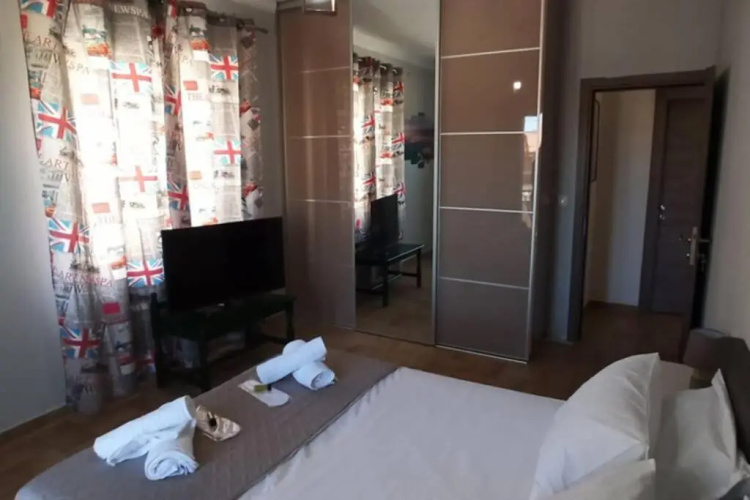Modern central Αpt 500m from the beach.