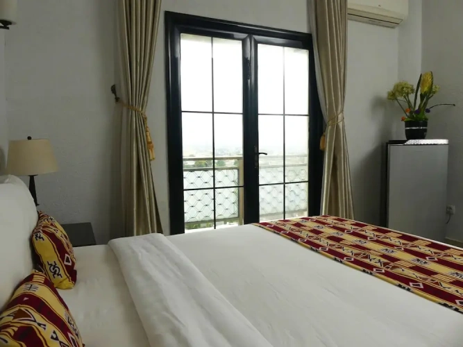 Suite with city view