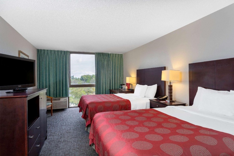 Deluxe Quadruple room with city view