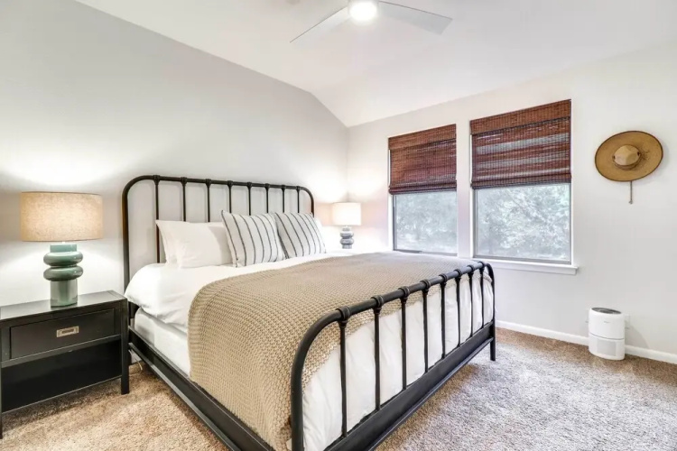 Shaded Getaway w/ BBQ & Fire Pit in Austin!