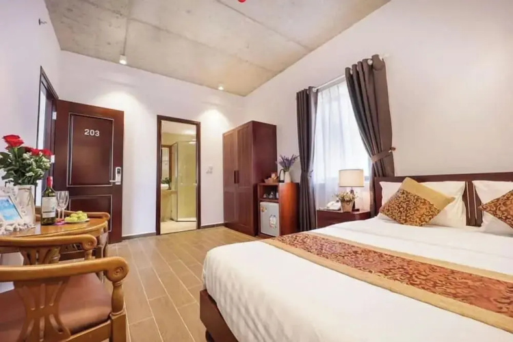 The Shine Hotel & Apartment