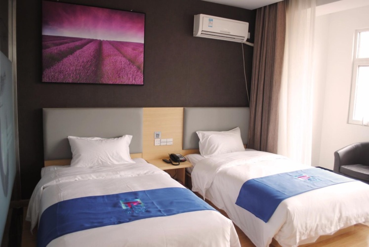 Standard Twin room with city view