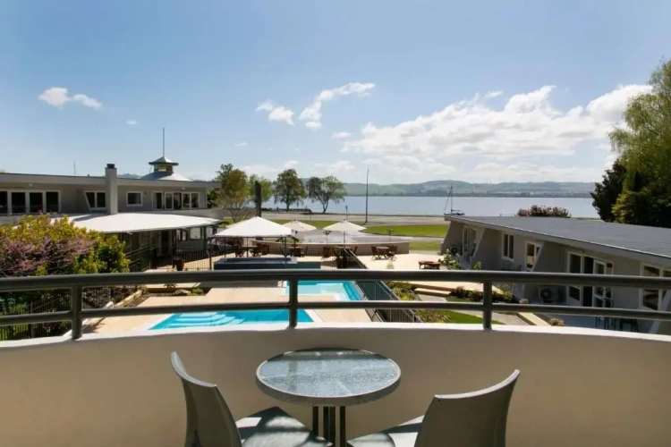 1 Bedroom Apartment with lake view