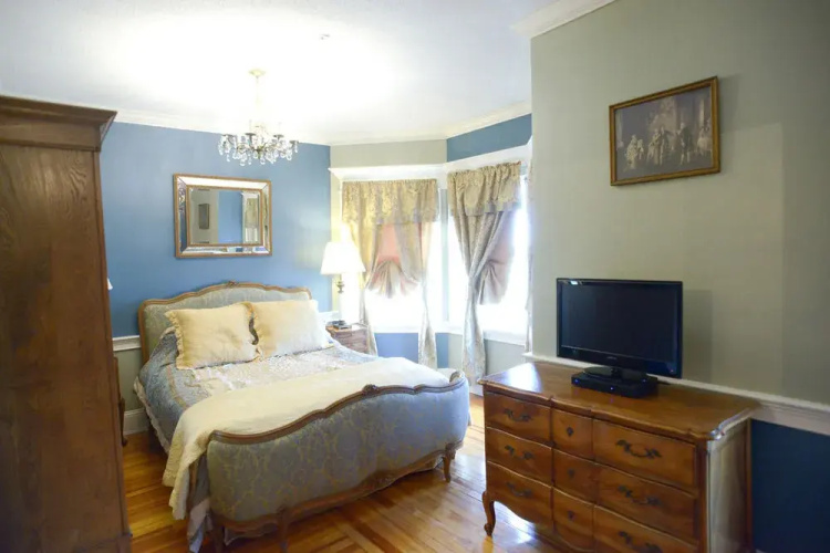 Naomi's Inn Bed & Breakfast