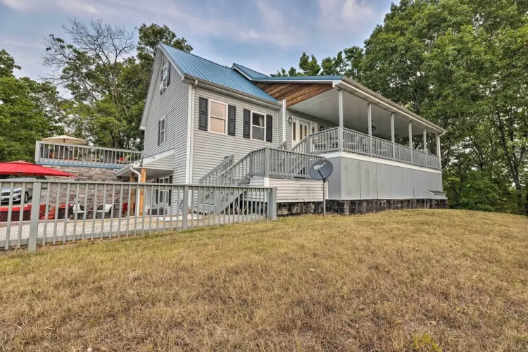 'hilltop Hideaway' Branson Home w/ Trampoline!
