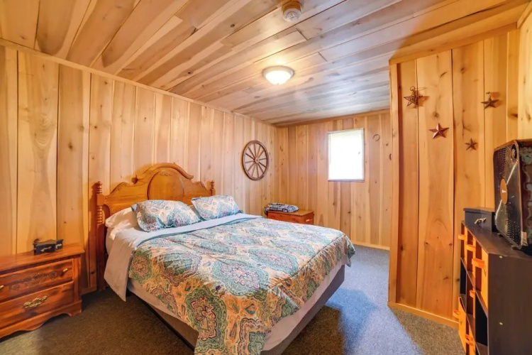 Rustic Cabin on Farm ~ 4 Mi to Kentucky Lake!