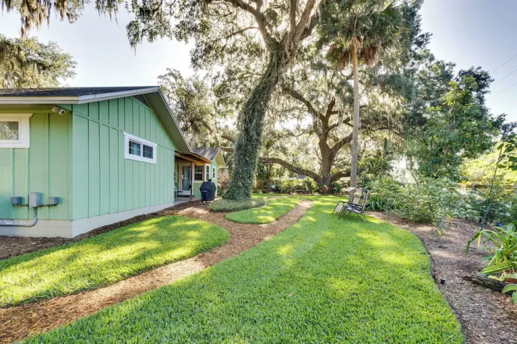 Walk to Lakes! Tropical Escape in Mount Dora
