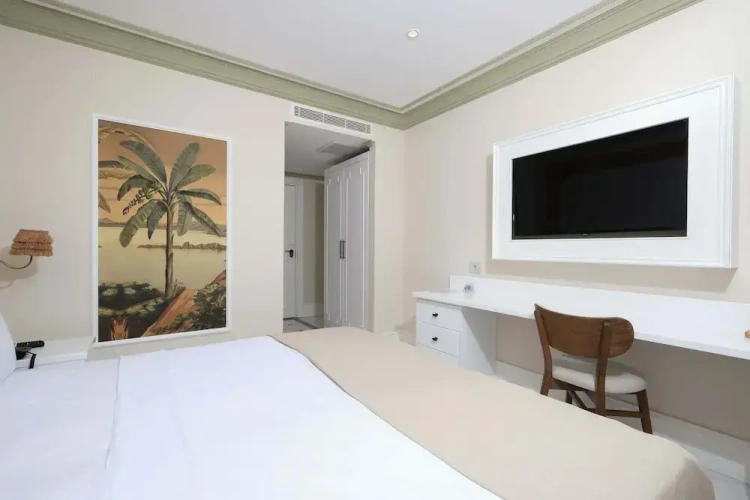 Deluxe Double room with balcony and with partial sea view
