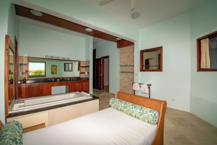 5 Bedrooms Luxury Villa